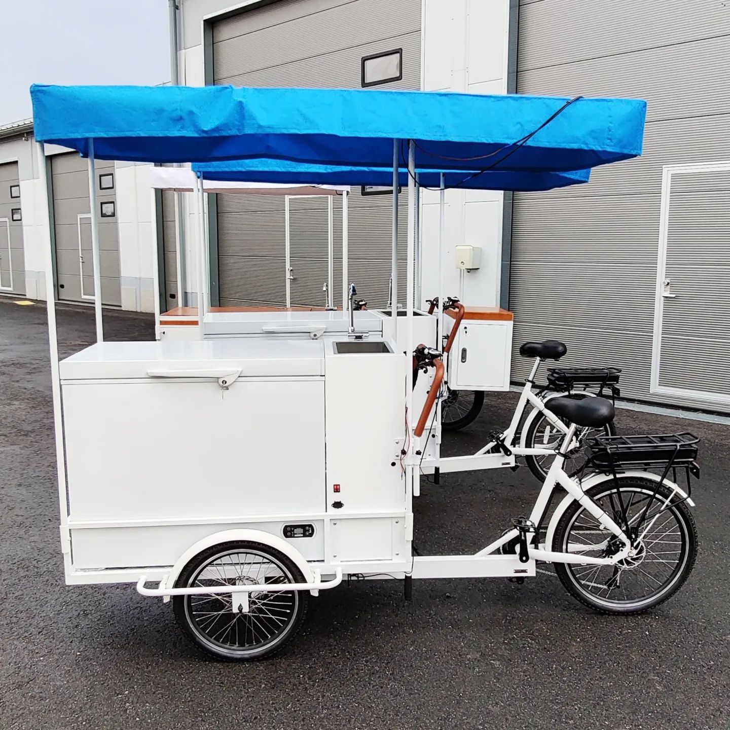 Isoon 200 litran jääkaappi/pakastimeen mahtuu runsaasti elintarvikkeita.🍹🍦 Tutustu kalustoomme verkkosivuiltamme popupbuddies.fi/kalusto 

 #promopyörä #jäätelöpyörä #kahvilapyörä #promo #kioskipyörä #tavarapyörä #messut #promootio #markkinointitempaus #markkinointi #myynti #tapahtumamarkkinointi #personointi #sähköpyörä