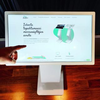 Messunäkyvyyttä näytöillä! Uudet huippu kätevät kosketusnäytölliset messuständit saapuivat varastolle ja ovat nyt vuokrattavissa. Laitahan viestiä ja lasketaan teille tarjous! ✨ #popupbuddies #messut #tapahtumat #messunäyttö #mainosständi #messuosasto #tapahtumajärjestäjä #kosketusnäyttö #signage