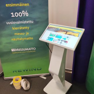 Vuokraamme kätevät kosketusnäytölliset kioskit messuille ja tapahtumiin! #messut #tapahtumat #tapahtumamarkkinointi #tapahtumajärjestäjä #markkinointi #infonäyttö #kosketusnäyttö #popupbuddies