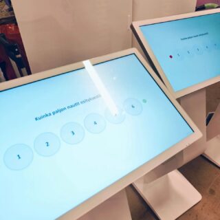 Asiakkaalle toteutettu arvostelusovellus kosketusnäytölle. Meiltä monenlaiset ratkaisut onnistuu!